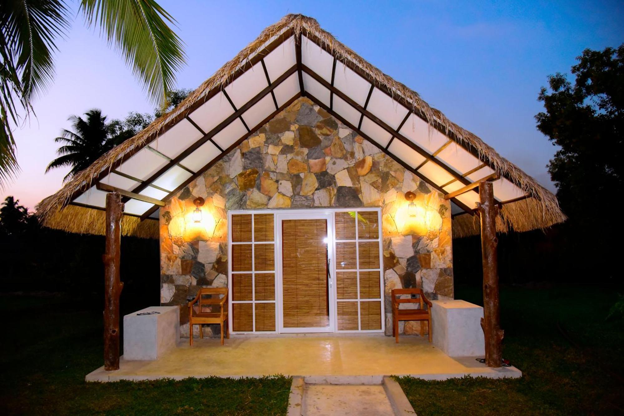 Coco Village Hotel Chilaw Bagian luar foto