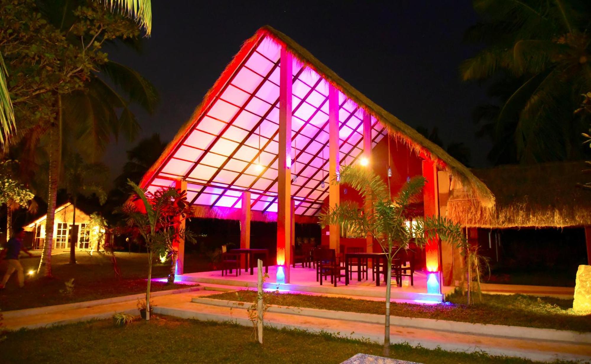 Coco Village Hotel Chilaw Bagian luar foto