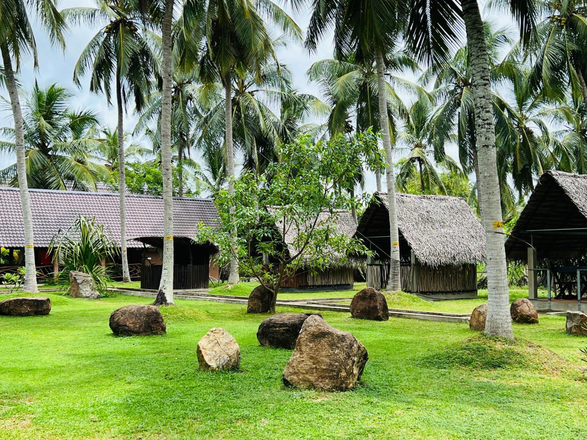 Coco Village Hotel Chilaw Bagian luar foto
