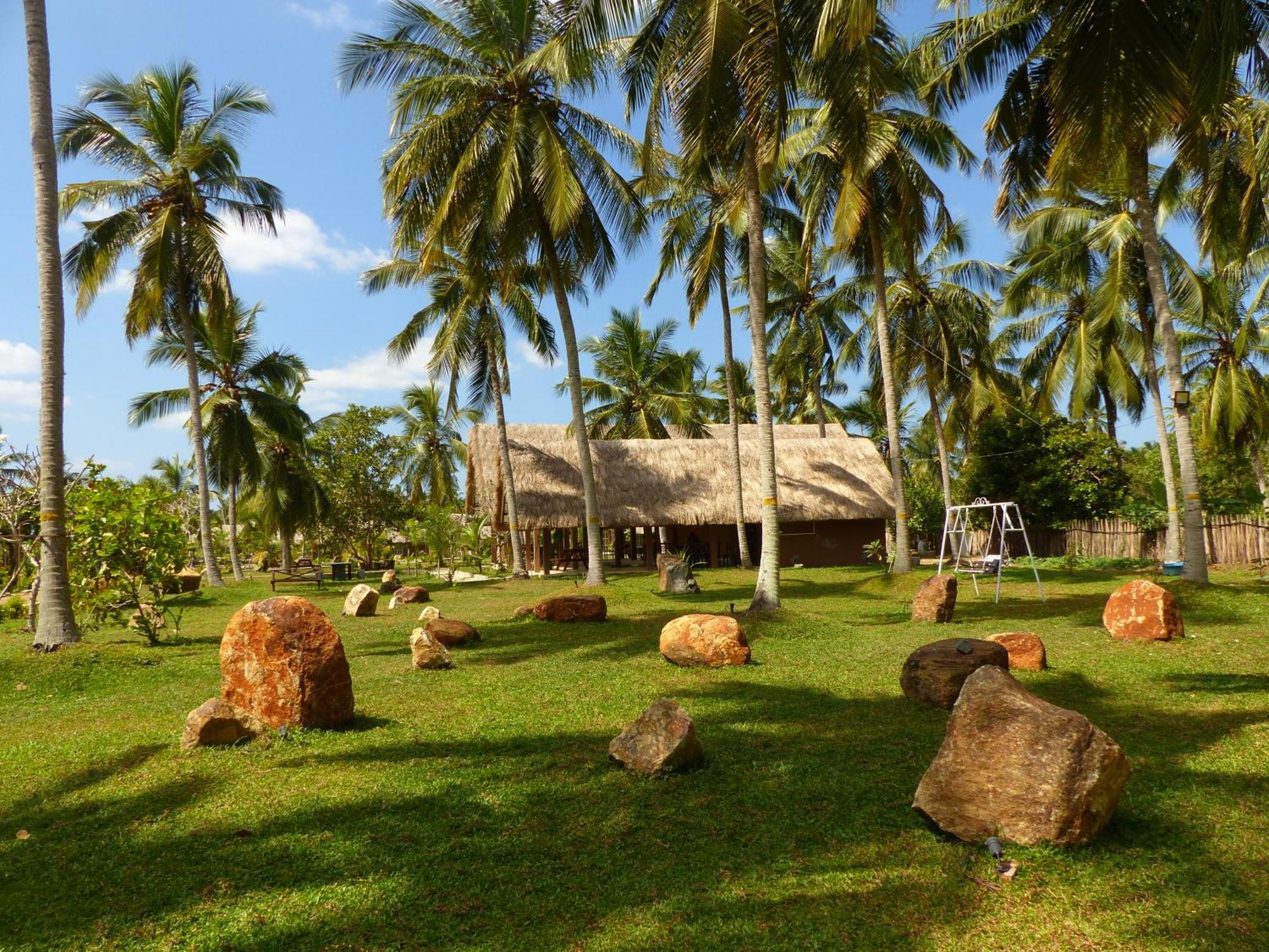 Coco Village Hotel Chilaw Bagian luar foto